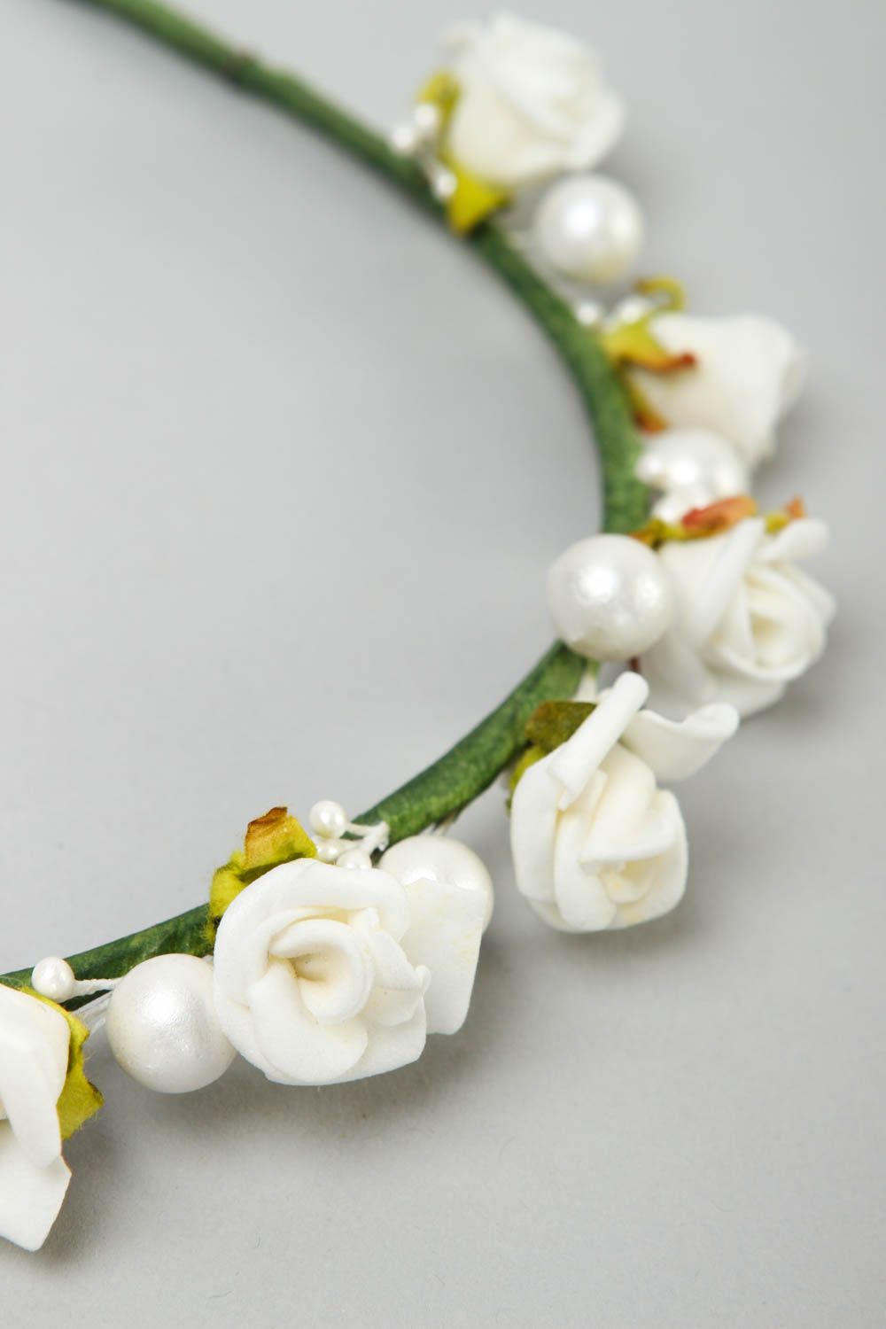 Serre-tête fleurs blanches Bijou fait main en métal et papier Accessoire cheveux photo 4