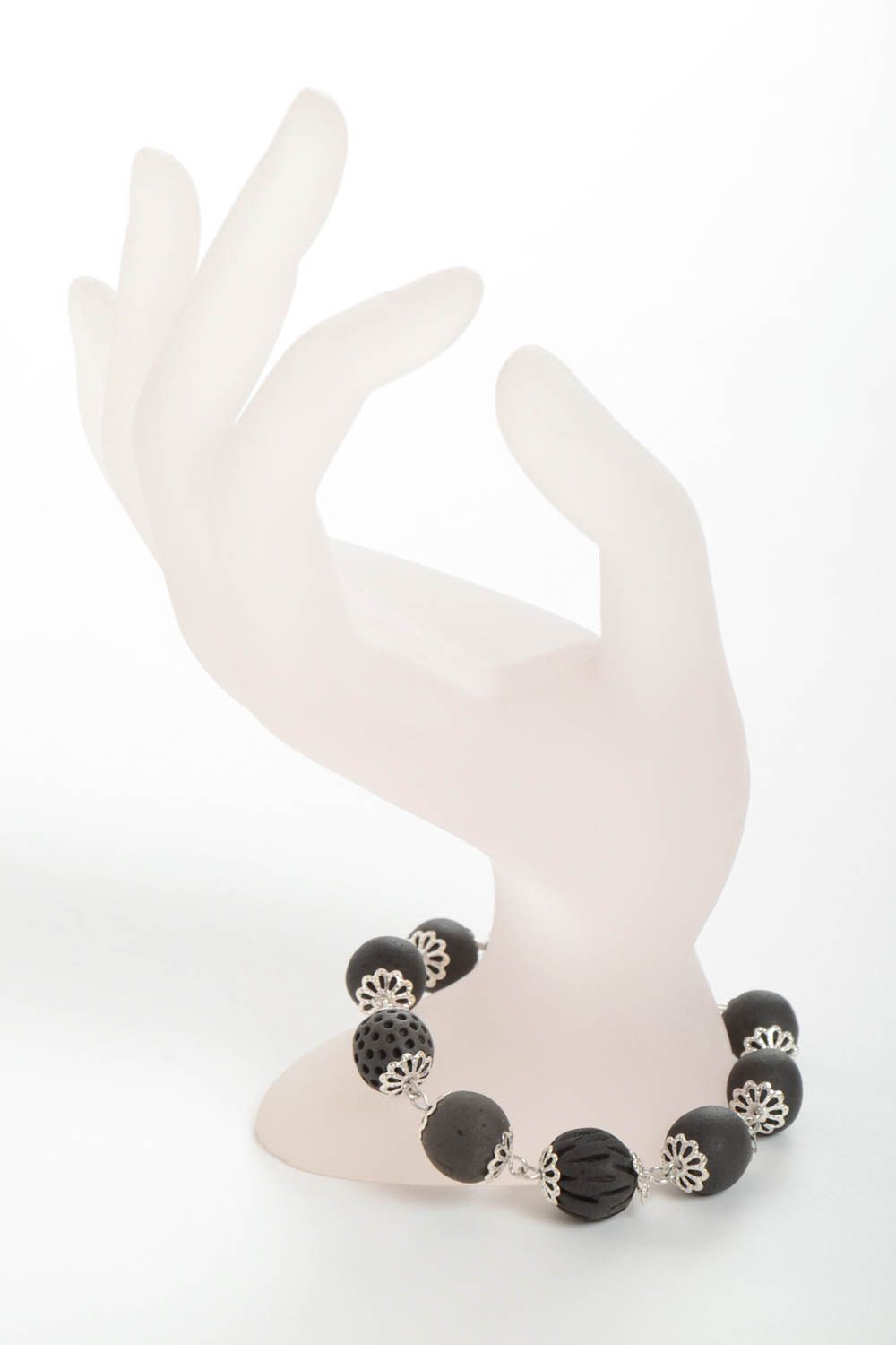 Элегантный браслет из глины ручной работы из бусин в эко стиле для модниц фото 3
