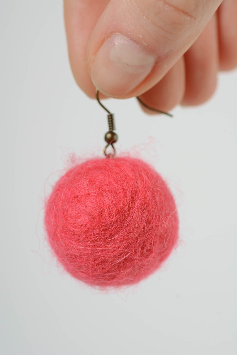 Pendientes de bolas de fieltro de lana hechos a mano foto 3