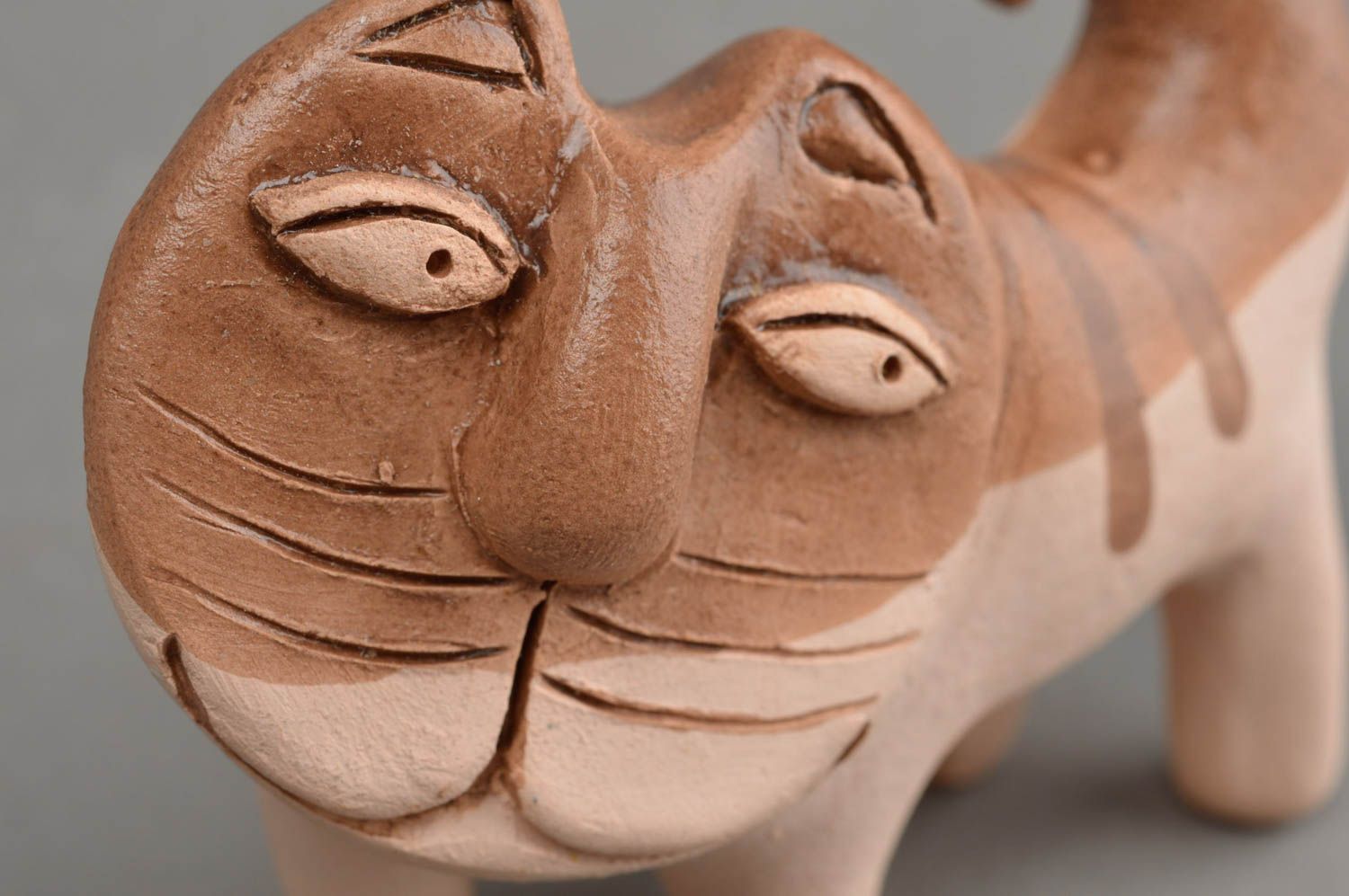 Статуэтка из шамотной глины расписанная глазурью в виде котика ручной работы фото 5