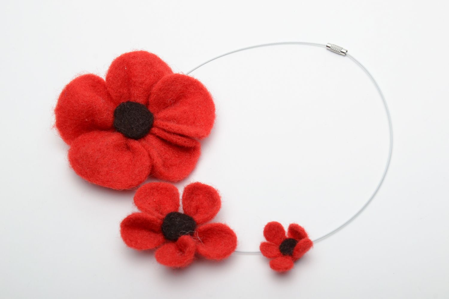 Wool felt necklace with red flowers photo 2