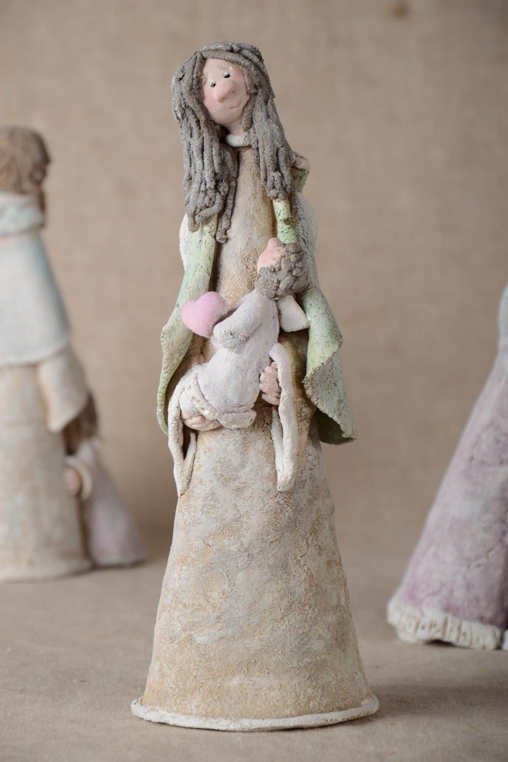 Статуэтка из самозастывающей глины ручной работы в виде ангела с малышом фото 1