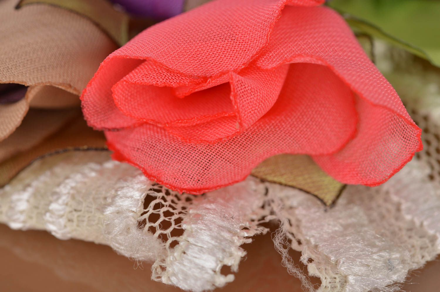 Juego de accesorios artesanales broche y banda de pelo kanzashi Ramo de rosas foto 4