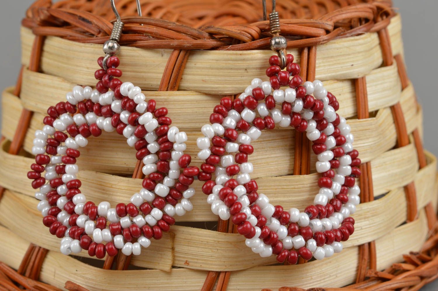Handgemachte Ohrringe aus Glasperlen in Weiß und Rot in Flechtentechnik für Dame foto 1
