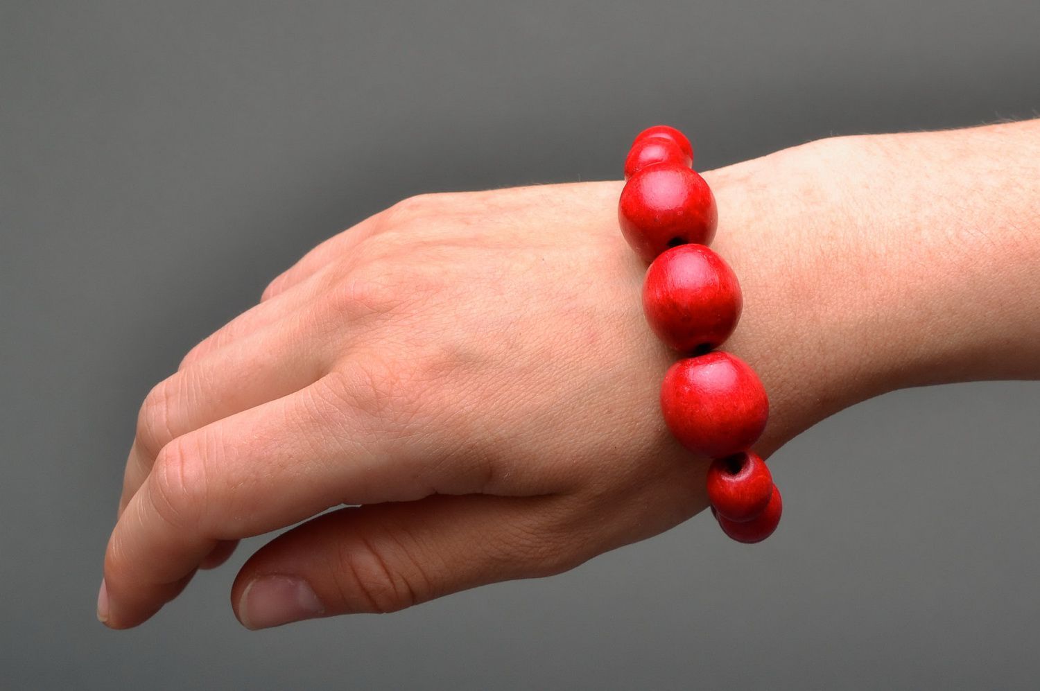 Bracelet fait main en perles en bois rouges photo 5