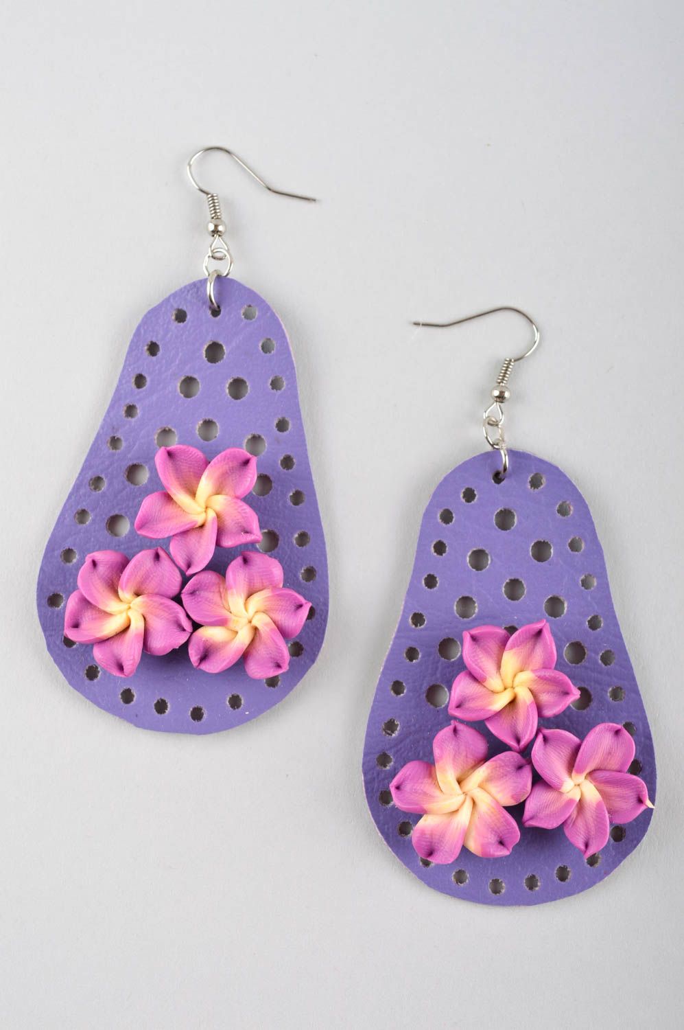 Boucles d'oreilles en cuir Bijou fait main violet avec fleurs Cadeau femme photo 3