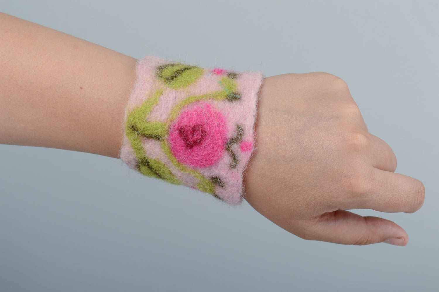 Розовый наручный браслет в технике мокрого валяния ручной работы Розочки фото 5