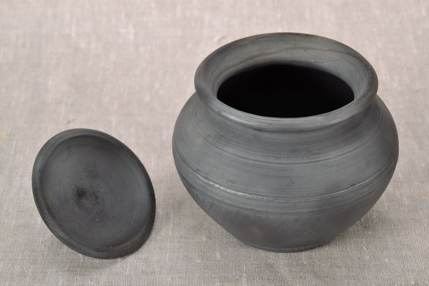 Clay pot with saucer and lid photo 3