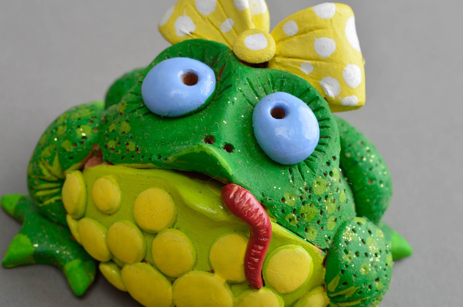 Керамический сувенир статуэтка ручной работы денежная жаба с желтым бантом фото 5