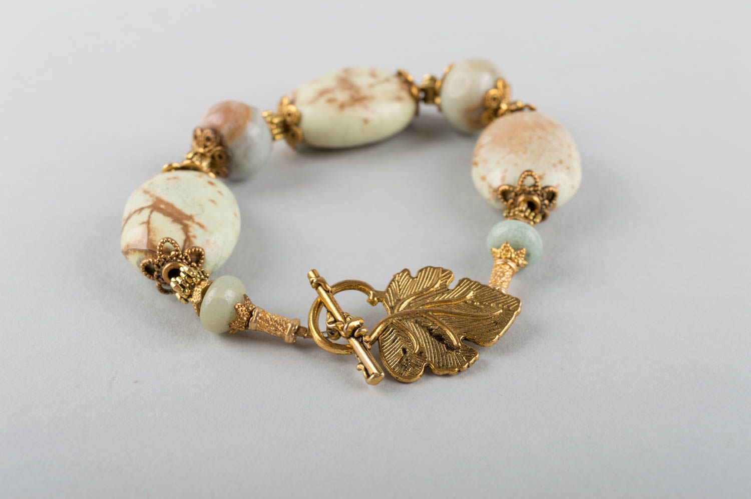 Schönes stilvolles handgemachtes Armband aus Natursteinen Jadeit und Messing foto 3