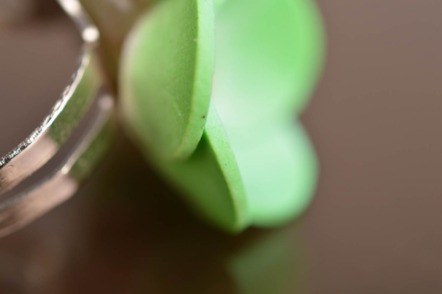 Кольцо из полимерной глины в виде трех кувшинок зеленое ручной работы авторское фото 5