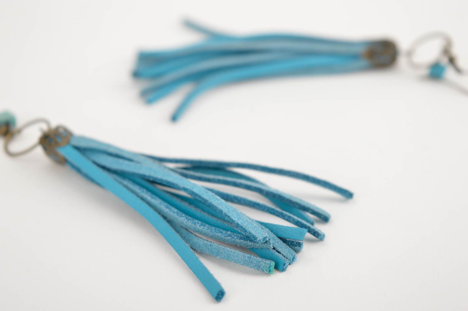 Большие серьги украшение ручной работы длинные серьги из голубой замши фото 3