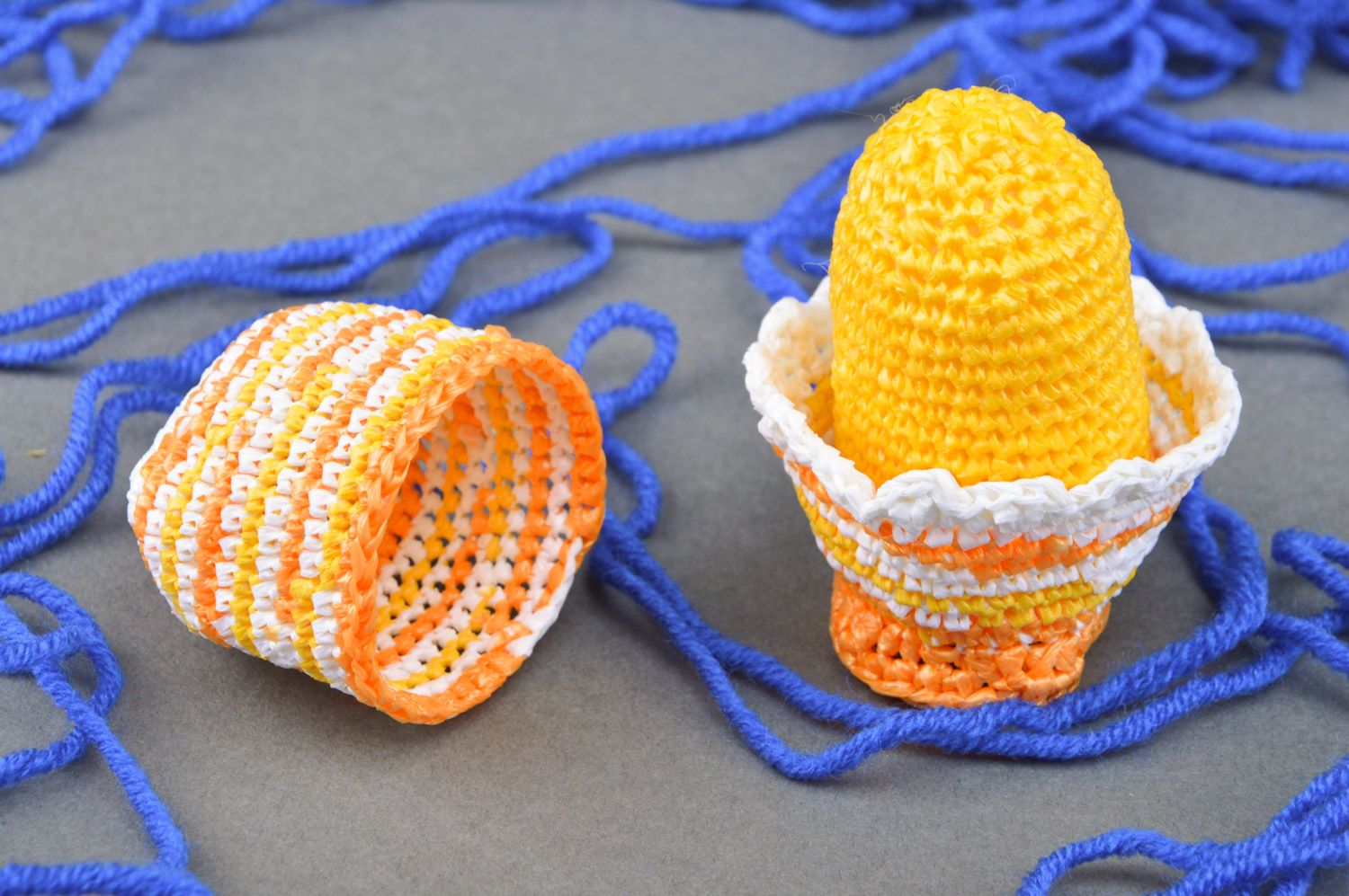 Huevo de Pascua tejido hecho a mano decorativo amarillo con soporte y borlas foto 1