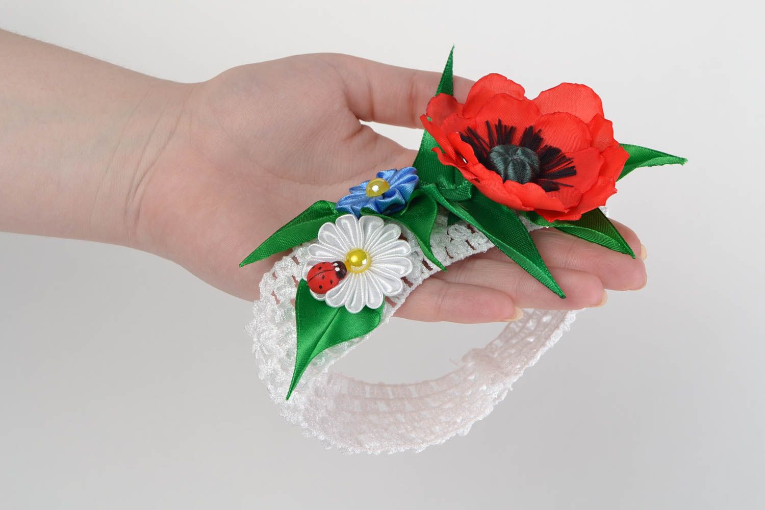 Bandeau avec fleurs kanzashi sur élastique blanc ajouré fait main pour enfant photo 2