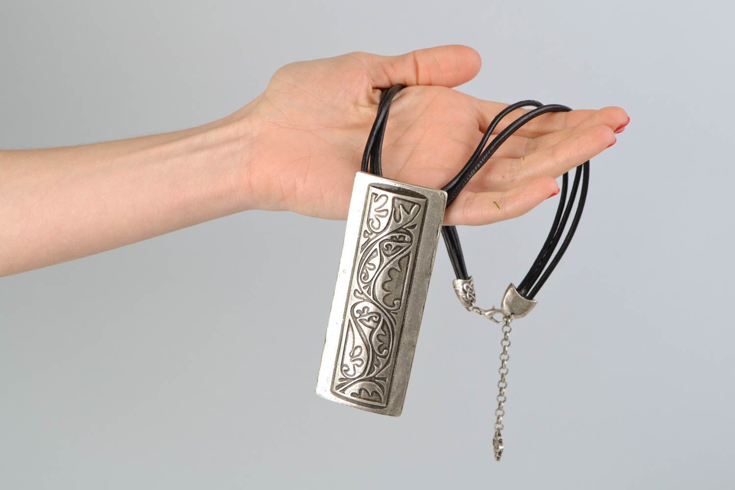 Collier en métal fait main original élégant avec cordon en cuir Cherkava photo 2