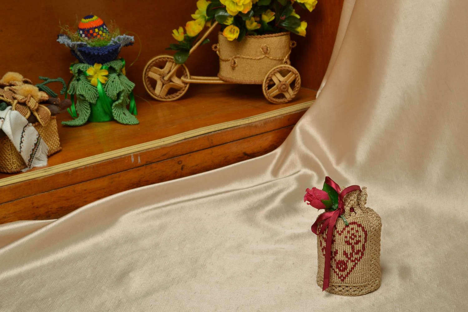 Gift sack with artificial flowers photo 1