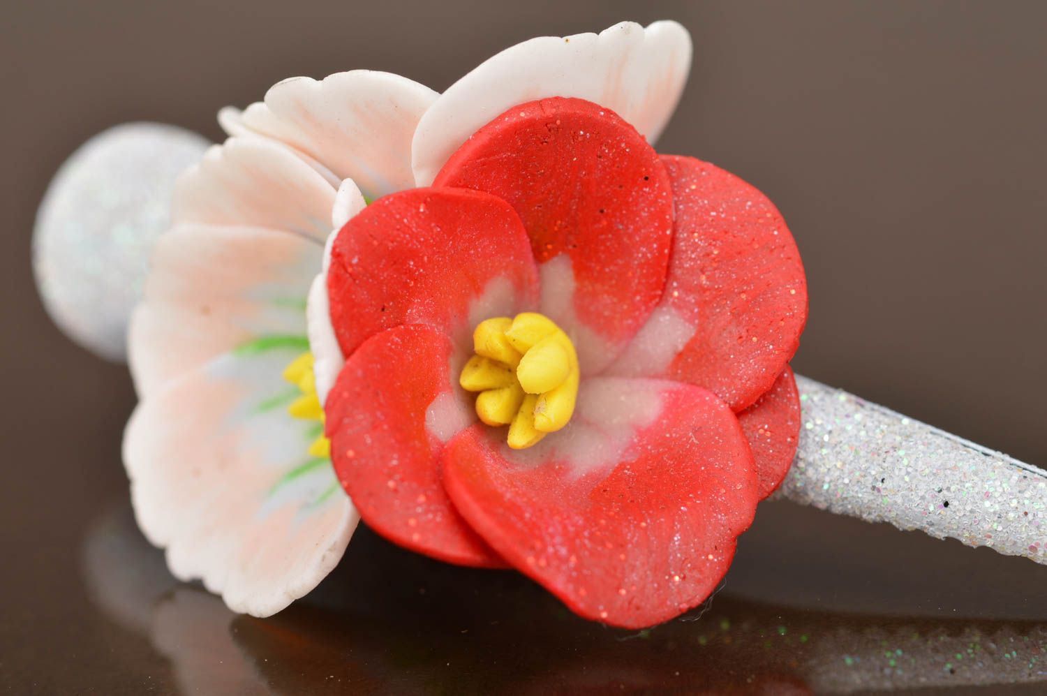 Barrette à cheveux en pâte polymère faite main avec fleurs de couleur d'argent photo 3