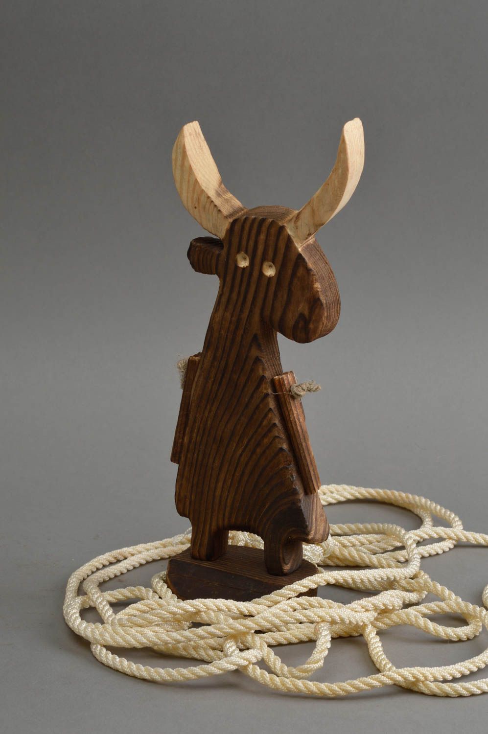 Figurine de taureau faite main en bois marron sur un support petite originale photo 1