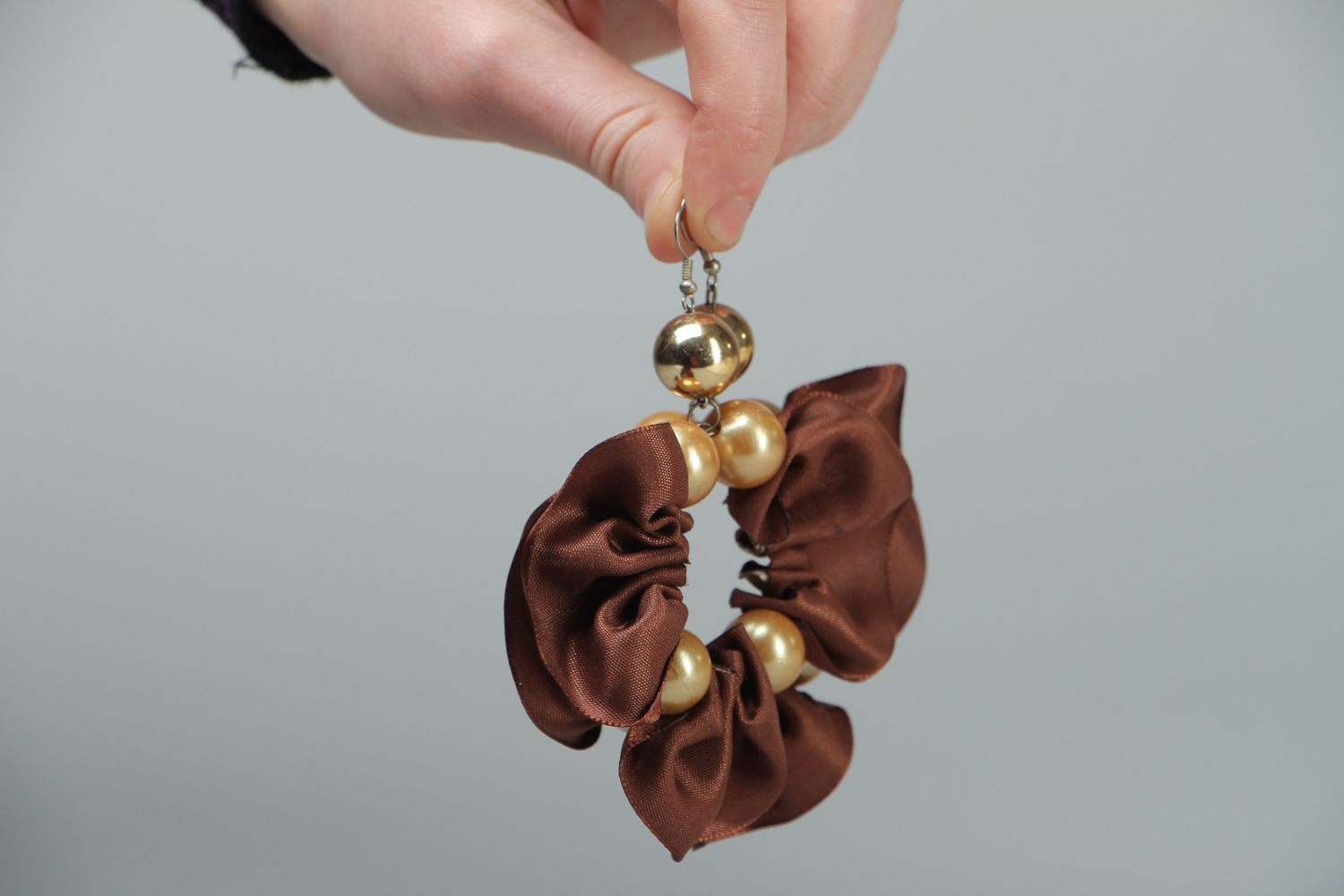 Boucles d'oreilles artisanales de rubans de satin et perles fantaisie photo 3