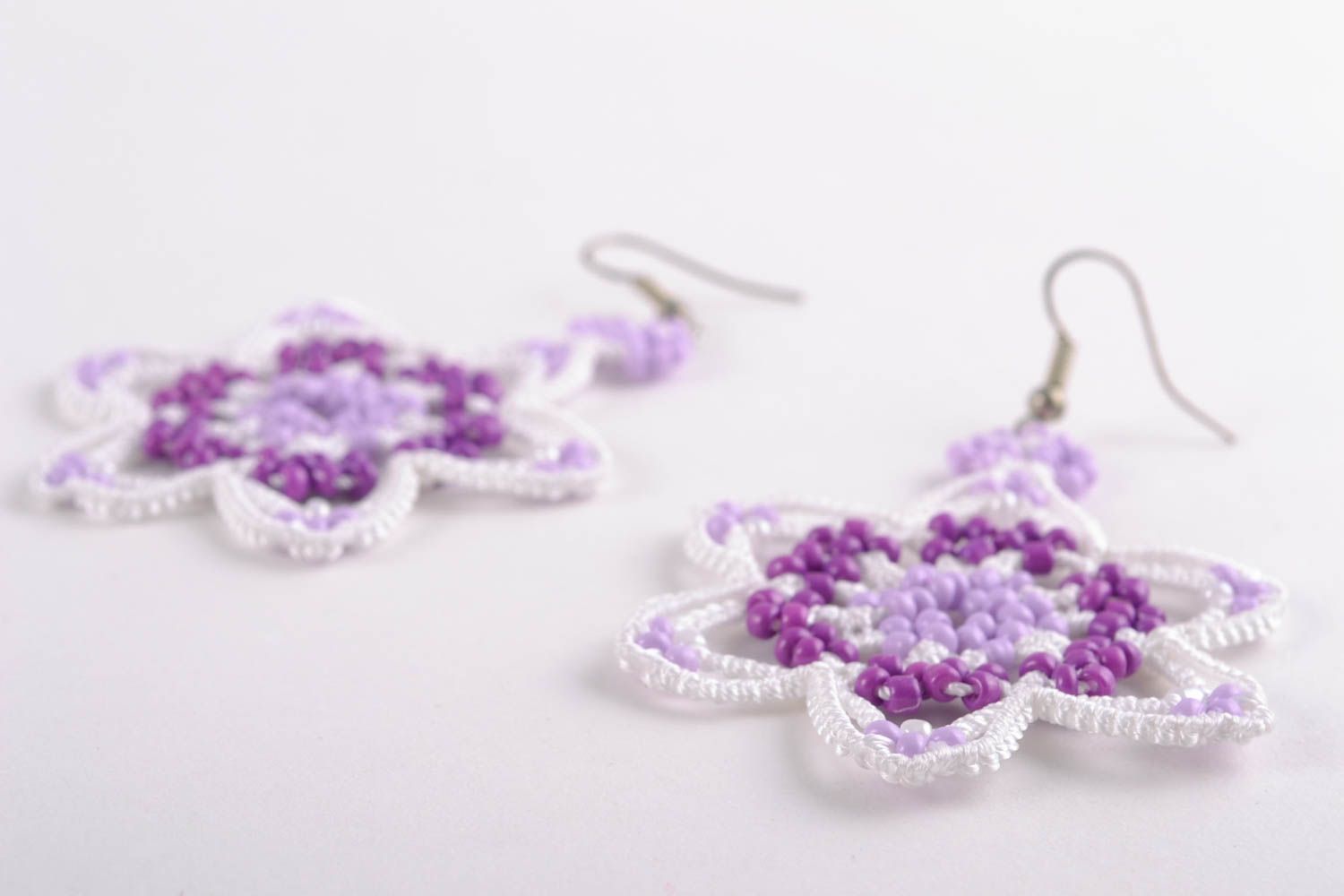 Вязаные серьги с бисером в технике фриволите Фиолетовый цветок фото 4