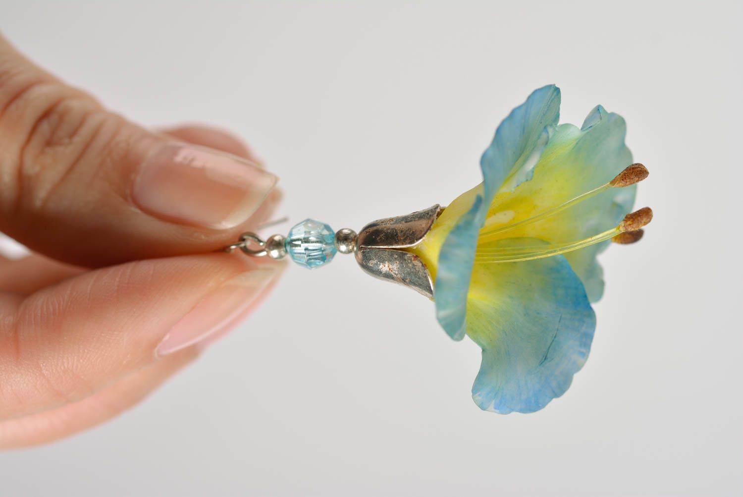 Handgemachte Ohrringe mit Blumen aus Polymerton mit facettierten Glasperlen foto 5