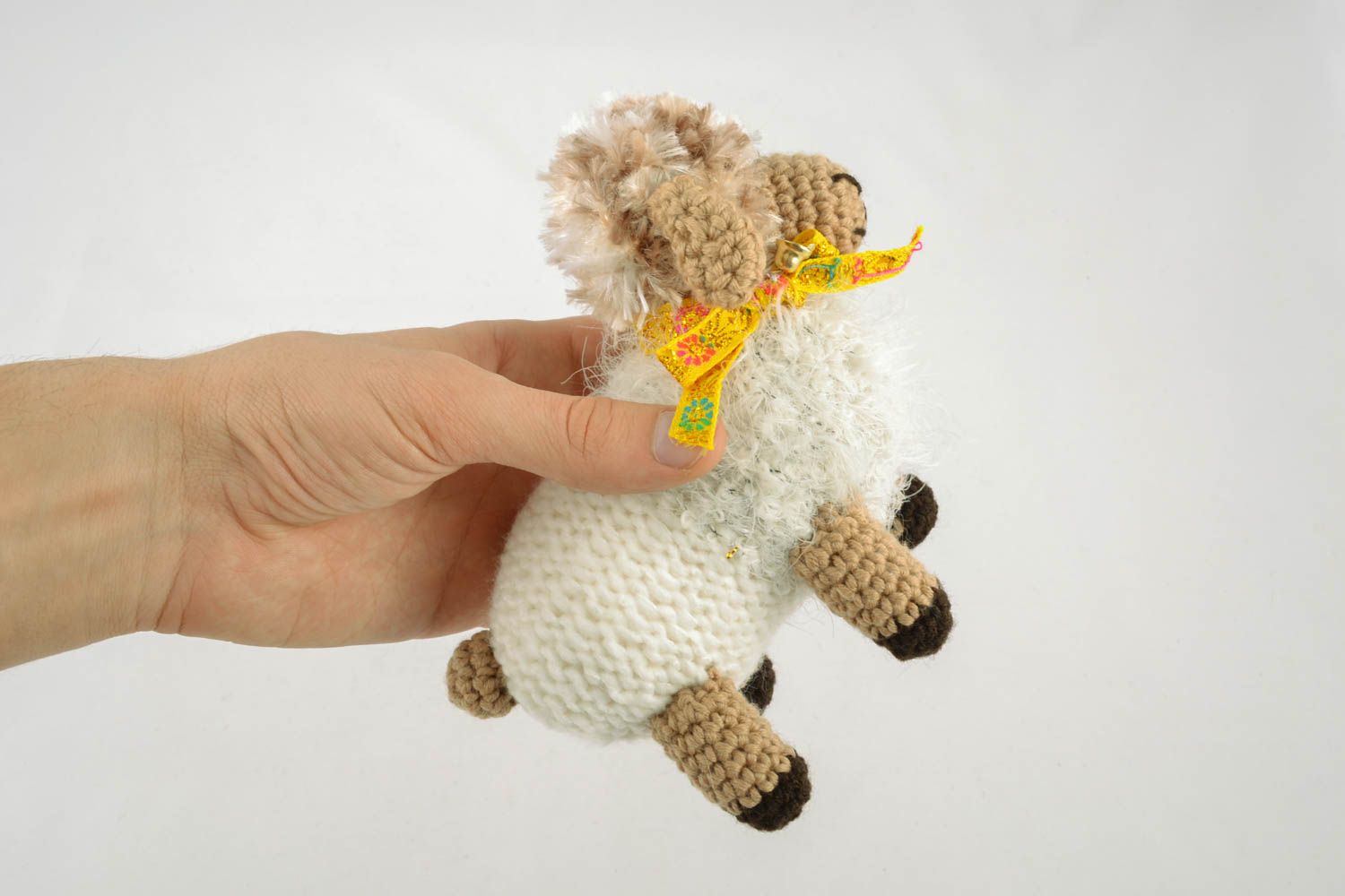 Giocattolo a maglia fatto a mano pupazzo morbido a forma di pecorella bella foto 5