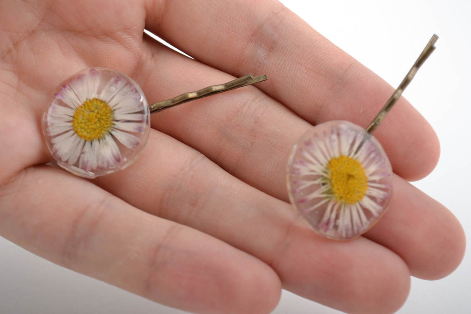 Set of 2 handmade decorative metal hair pins with daisy flowers in epoxy resin photo 4