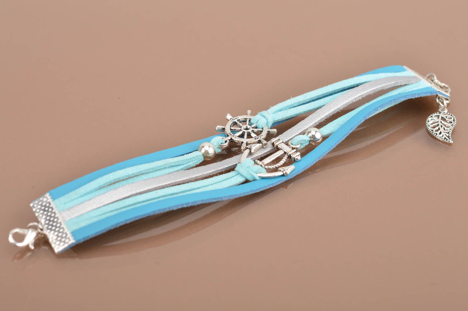 Bracelet en daim bleu multirang avec ancre et roue de gouvernail fait main photo 4