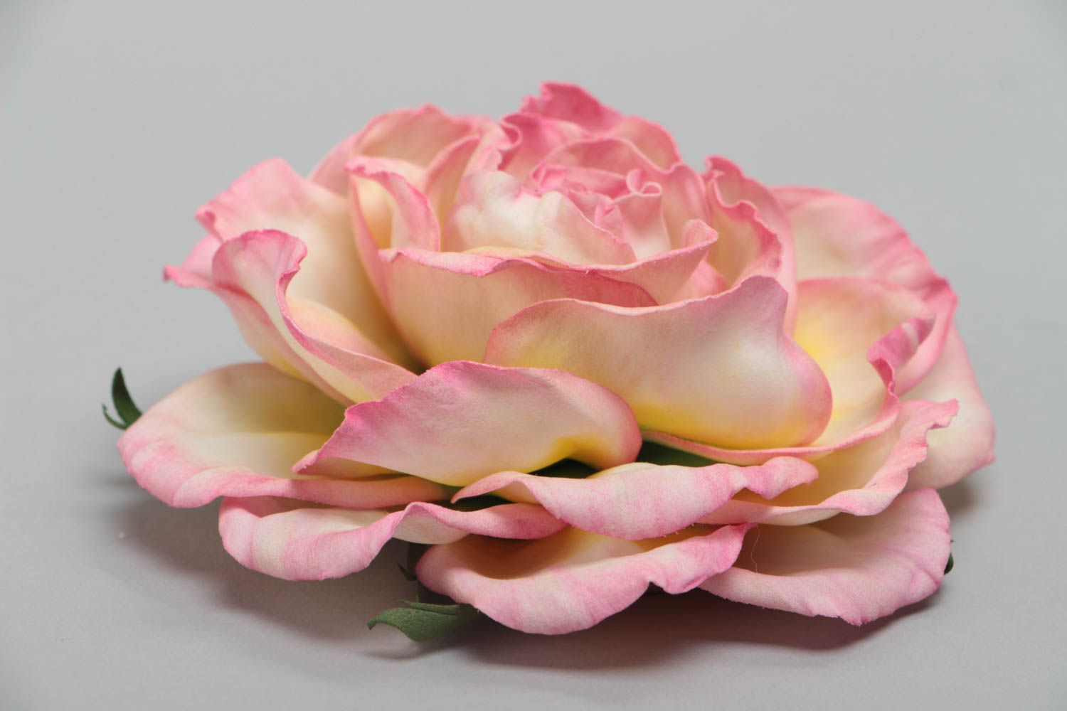 Élastique à cheveux avec fleur rose clair en foamiran grand fait main accessoire photo 3