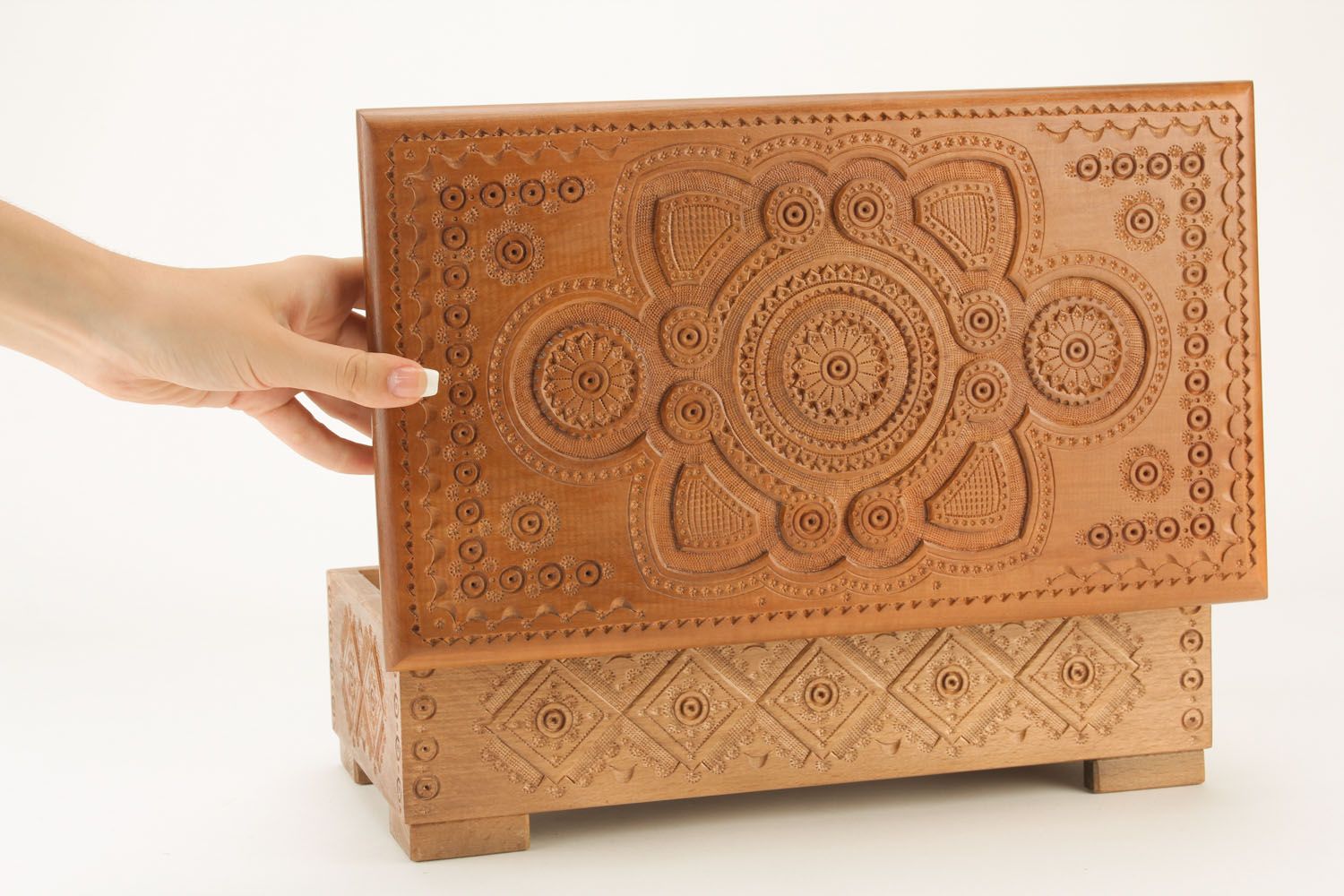 Caixinha de madeira artesanal com entalhe artístico para jóias foto 1