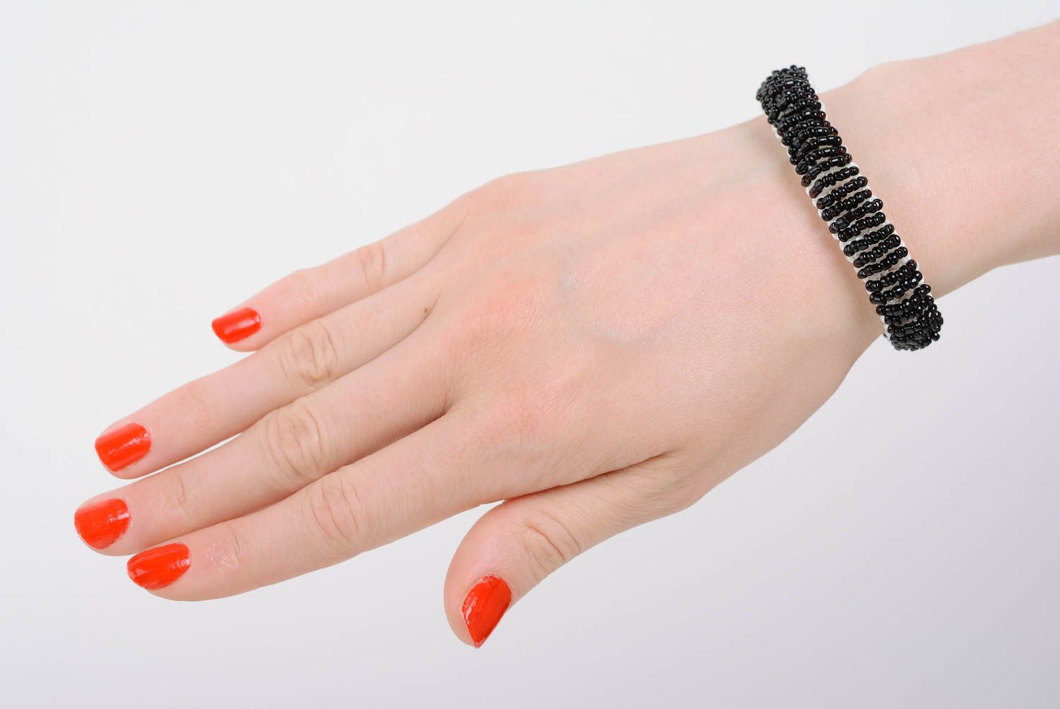Bracelet en perles de rocaille noir et blanc design simple accessoire fait main photo 4