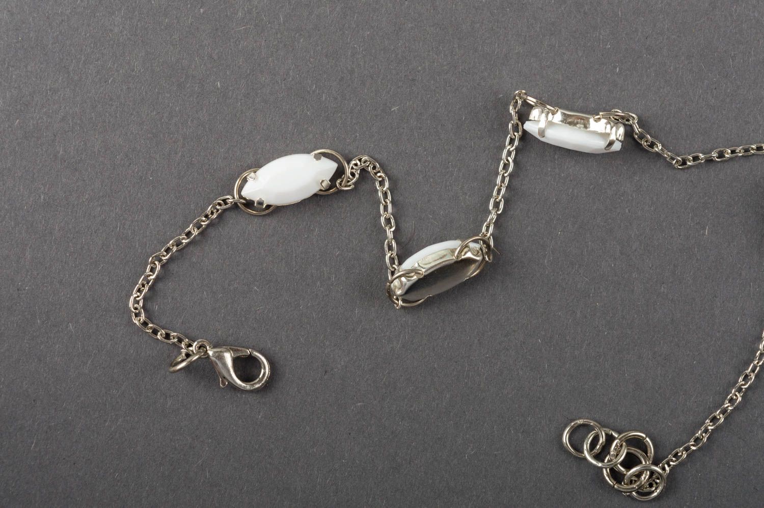 Bracelet de cheville avec cristaux artificiels blancs fait main design photo 4