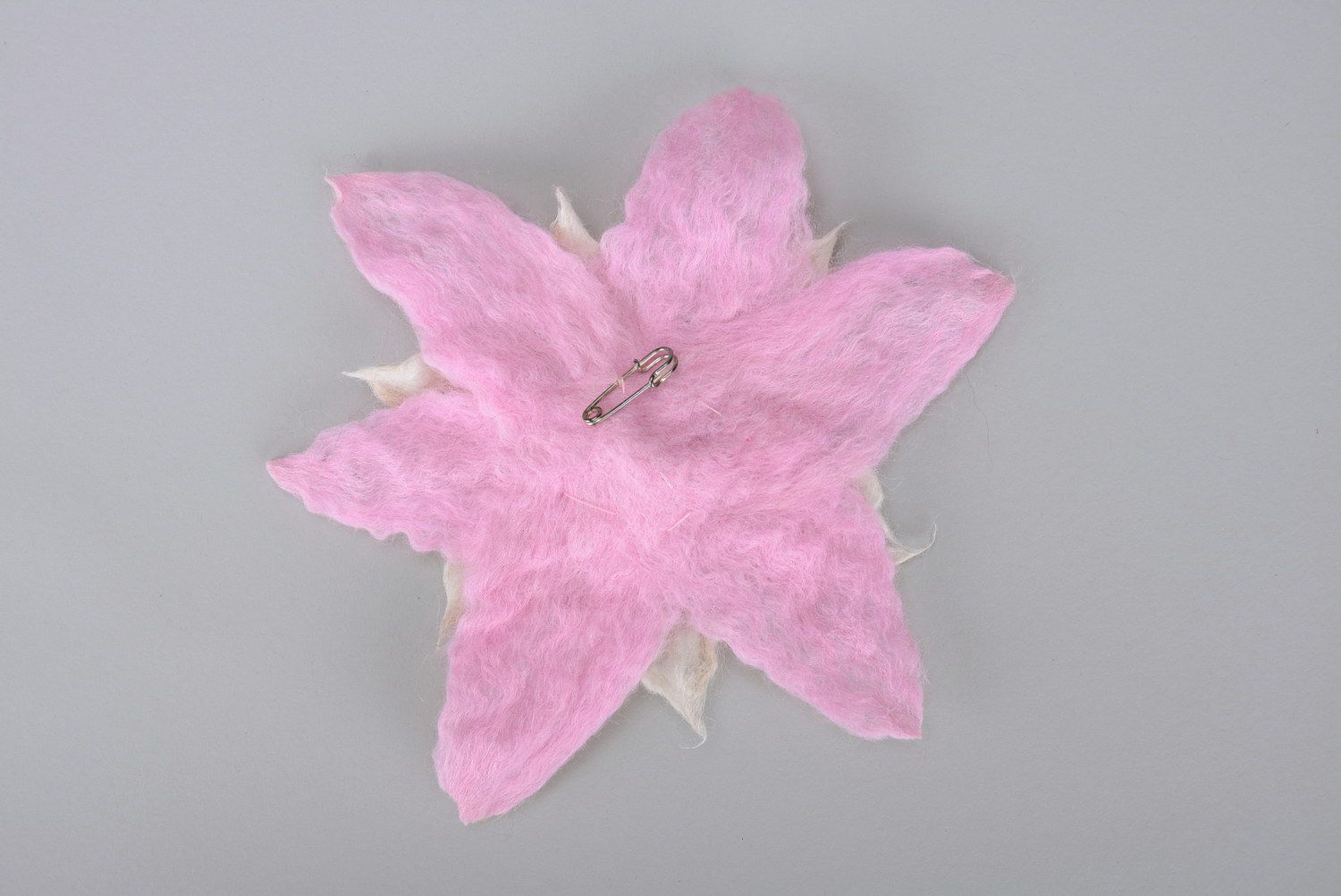 Broche en tissu de laine 'Fleur rose' photo 5