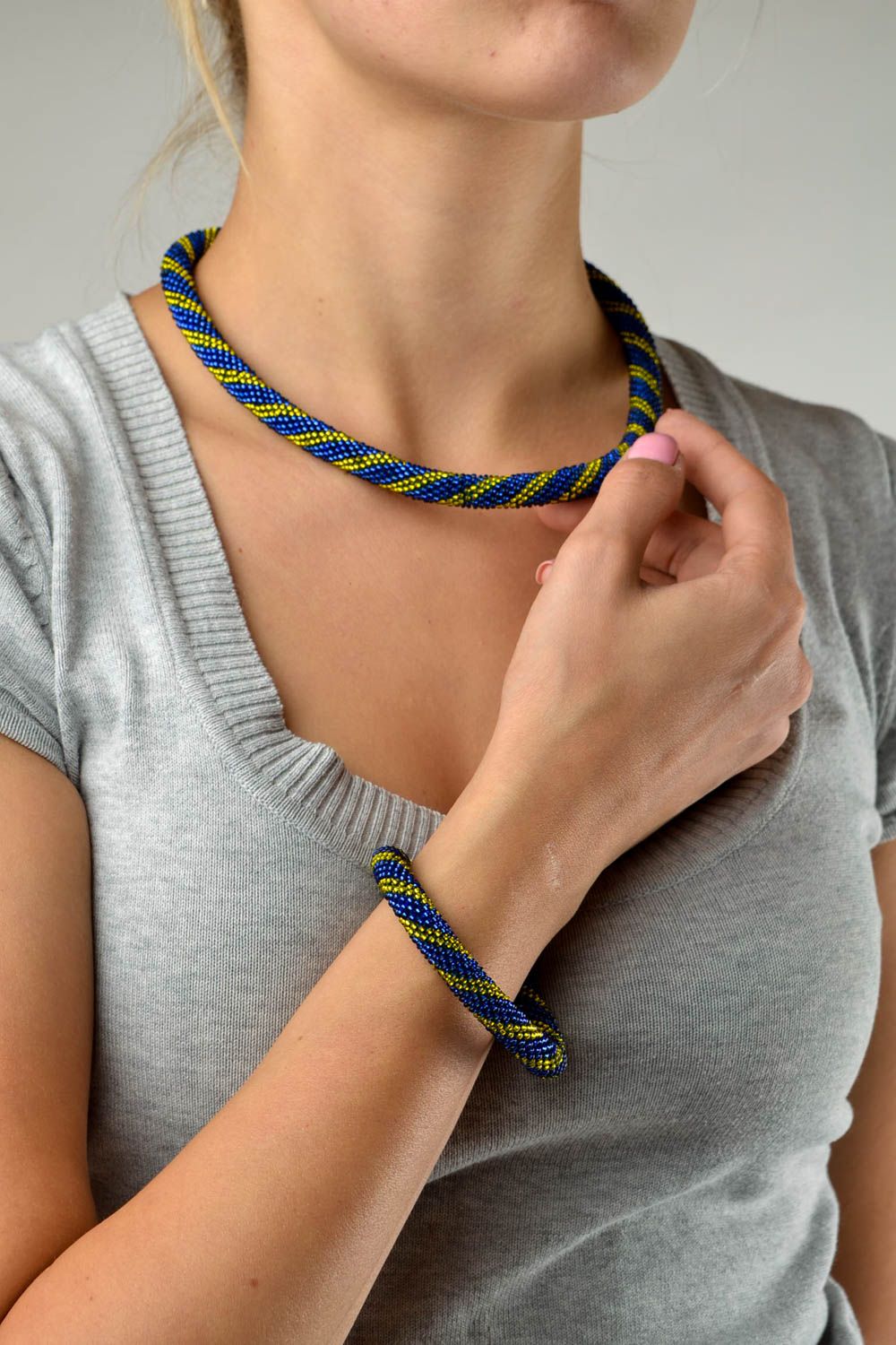 Collier spirale Bijoux faits main Bracelet fantaisie bleu-jaune Cadeau femme photo 2