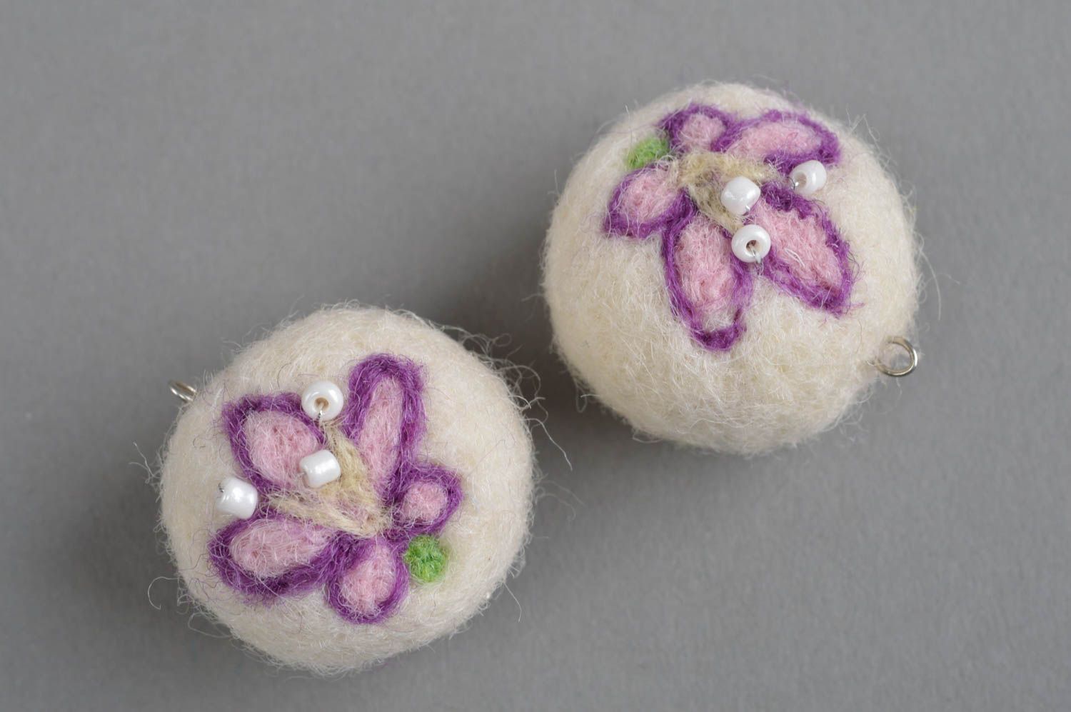 Perles feutrées en laine faites main 2 pièces pour créer les boucles d'oreilles photo 3