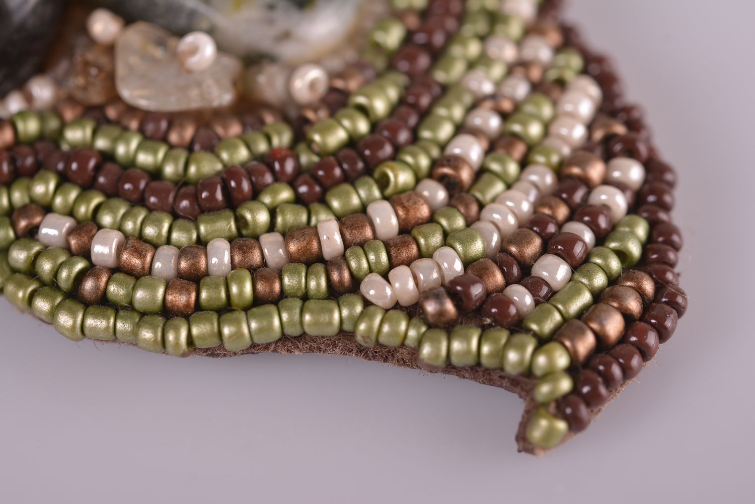 Broche en cuir Bijou fait main perles de rocaille Accessoire femme design photo 3