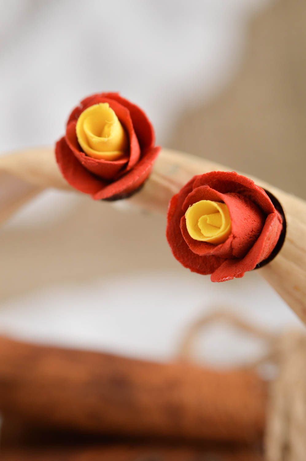 Украшение ручной работы серьги из полимерной глины серьги-гвоздики с цветами фото 1