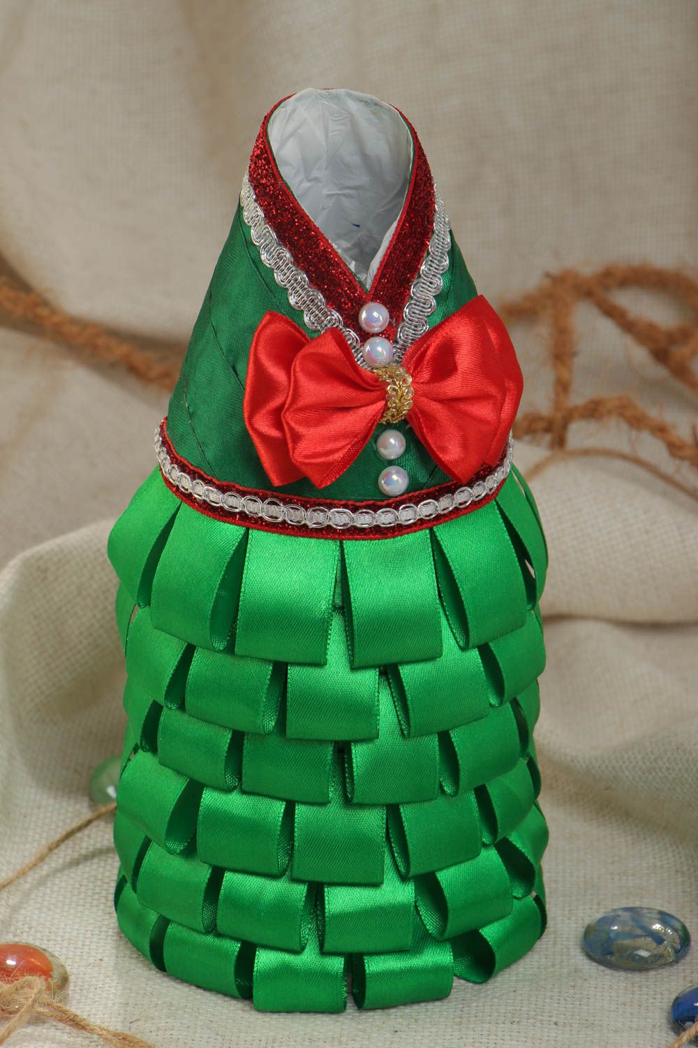 Botella decorativa de cintas de raso hecha a mano con forma de árbol de Navidad verde foto 1