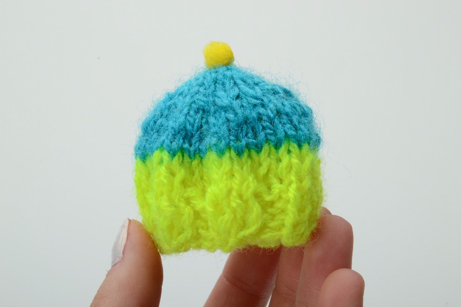 Bonnet tricoté pour oeuf de Pâques en coton et acrylique fait main bleu-jaune photo 5