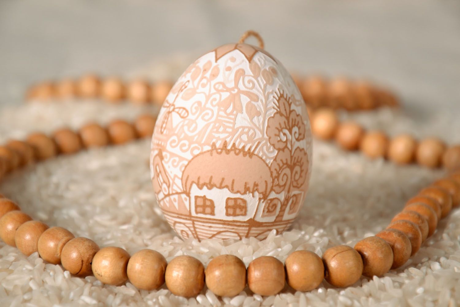 Oeuf de Pâques à suspendre beige décoré à la main de style ethnique ukrainien   photo 1