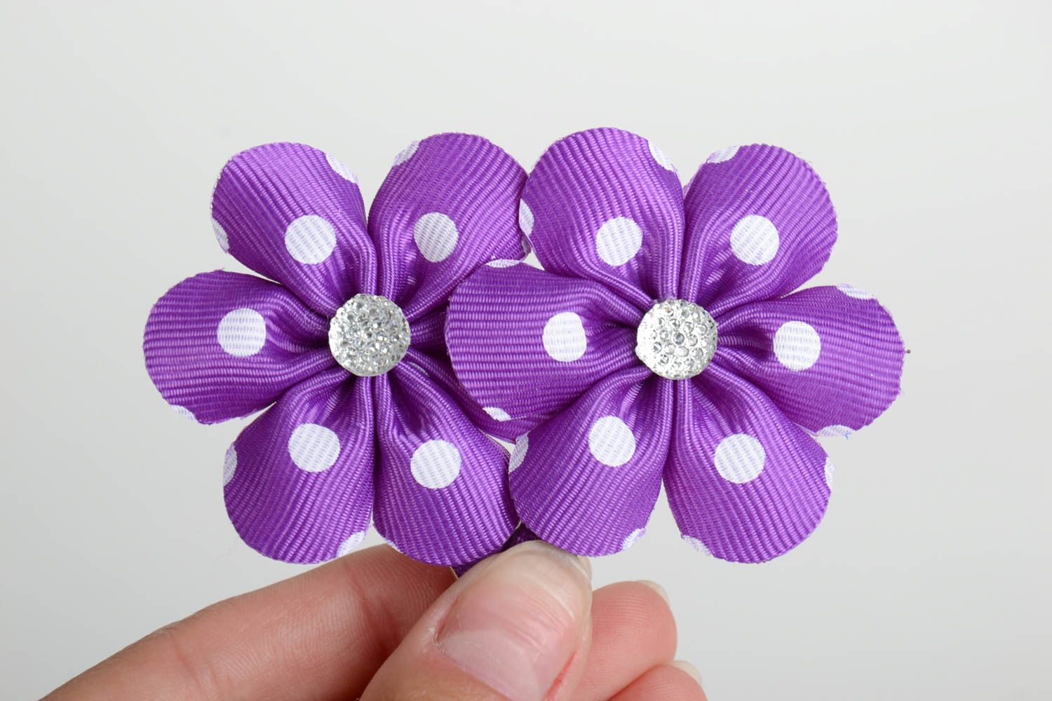 Set von Haarspangen handmade 2 Stücke mit Blumen aus Atlasbändern lilafarbig  foto 5