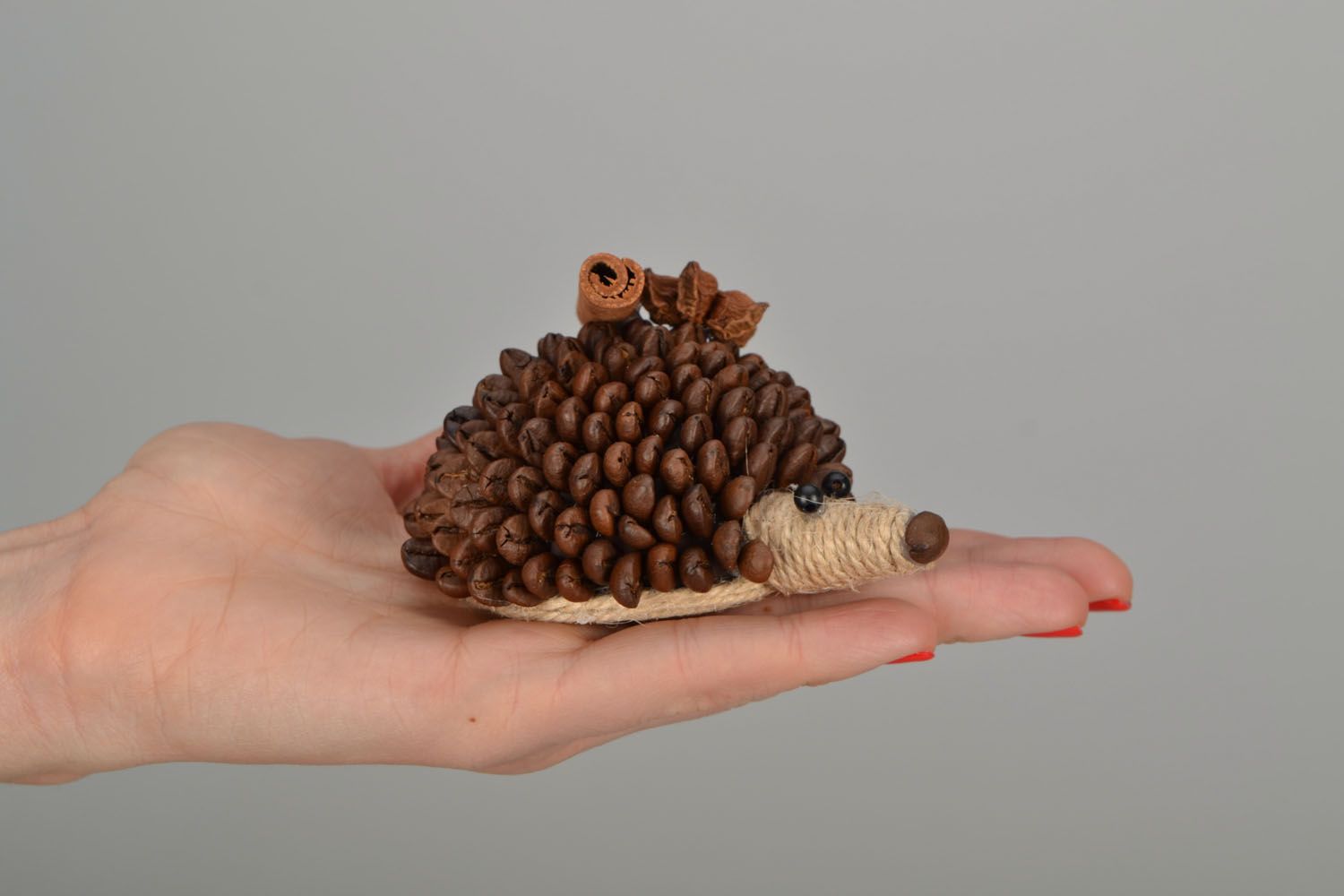 Figurilla decorativa  de erizo con granos de café  foto 2