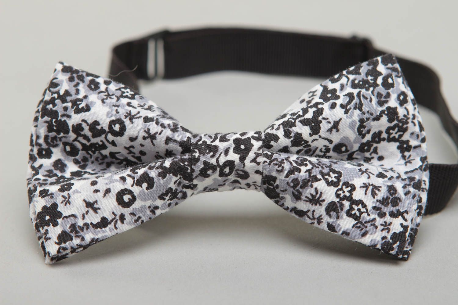 Cotton fabric bow tie with black and white flower print photo 2