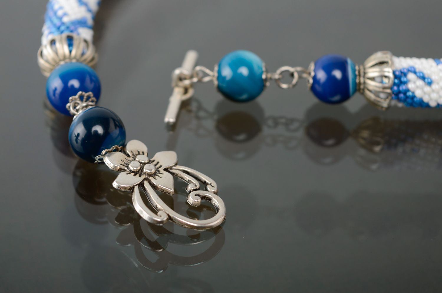 Collier spirale en perles de rocaille bleu-blanc avec fermoir original  photo 2