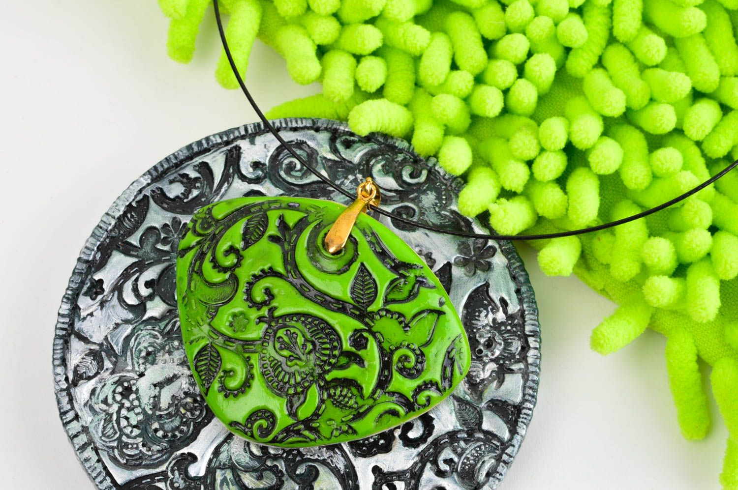 Кулон из полимерной глины украшение ручной работы подвеска из пластики зеленая фото 2