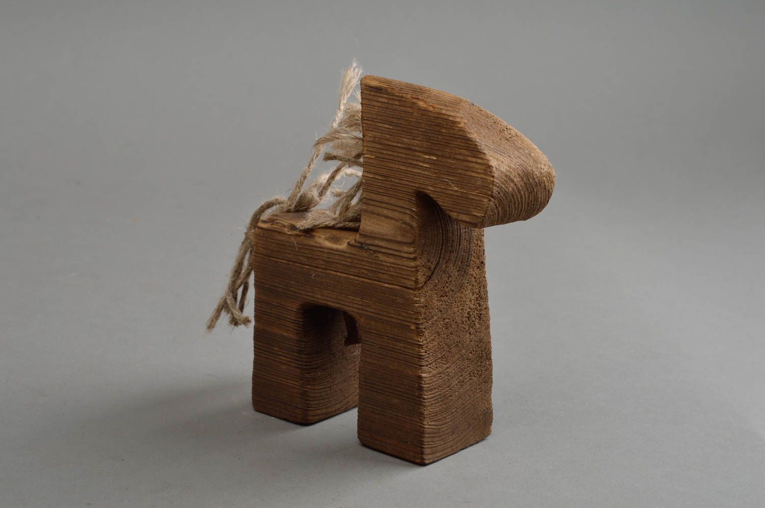 Figurine cheval en bois et cordons de lin faite main écologique marron photo 3