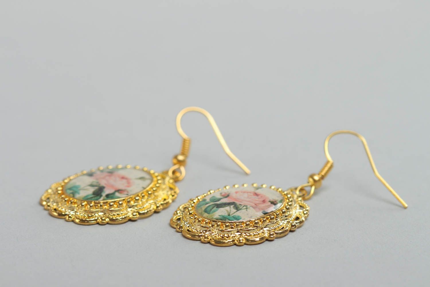 Handmade vintage oval dangling earrings with lacy metal basis of golden color photo 3