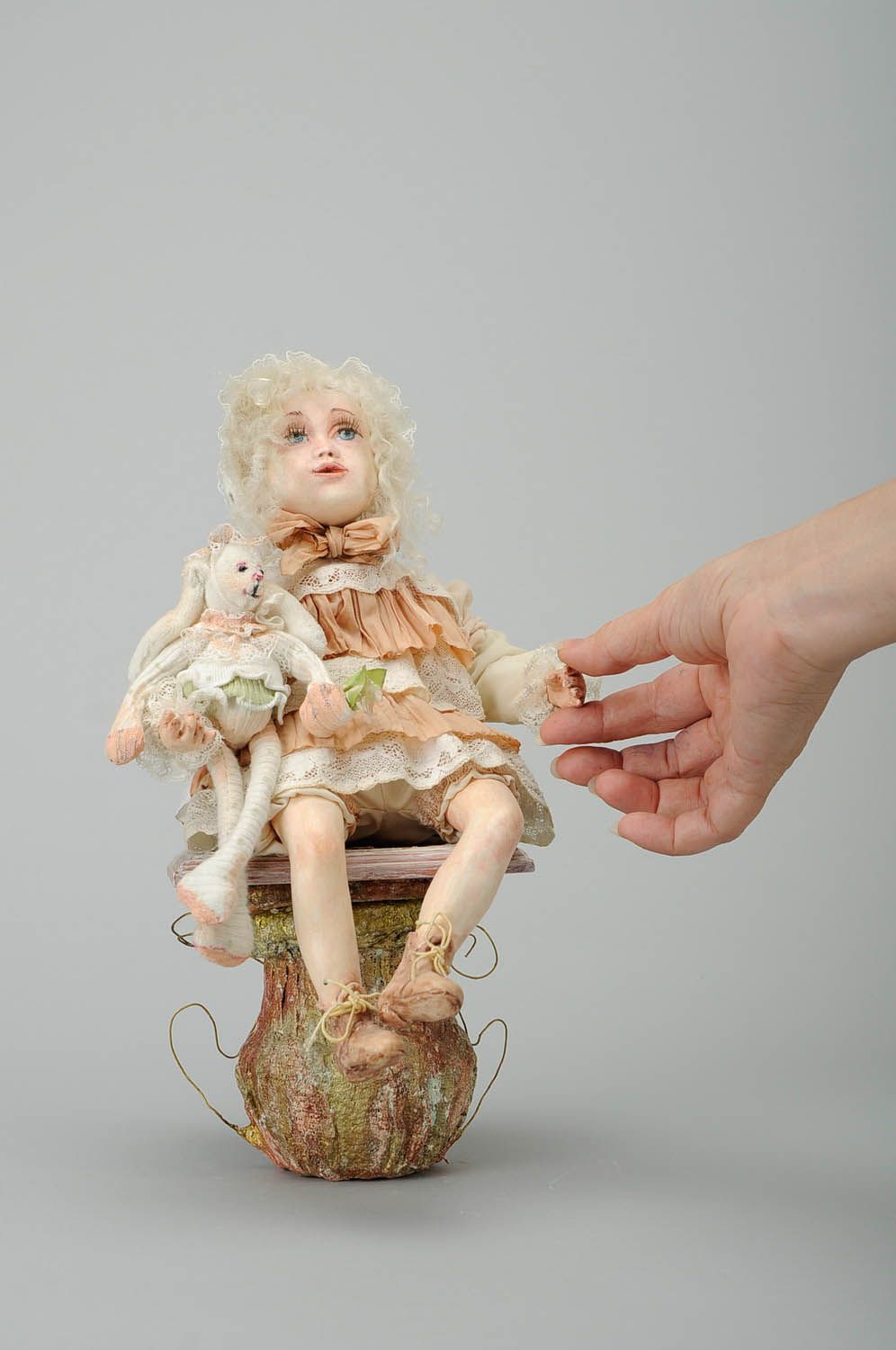 Авторская кукла под антиквариат Малышка с зайкой фото 2