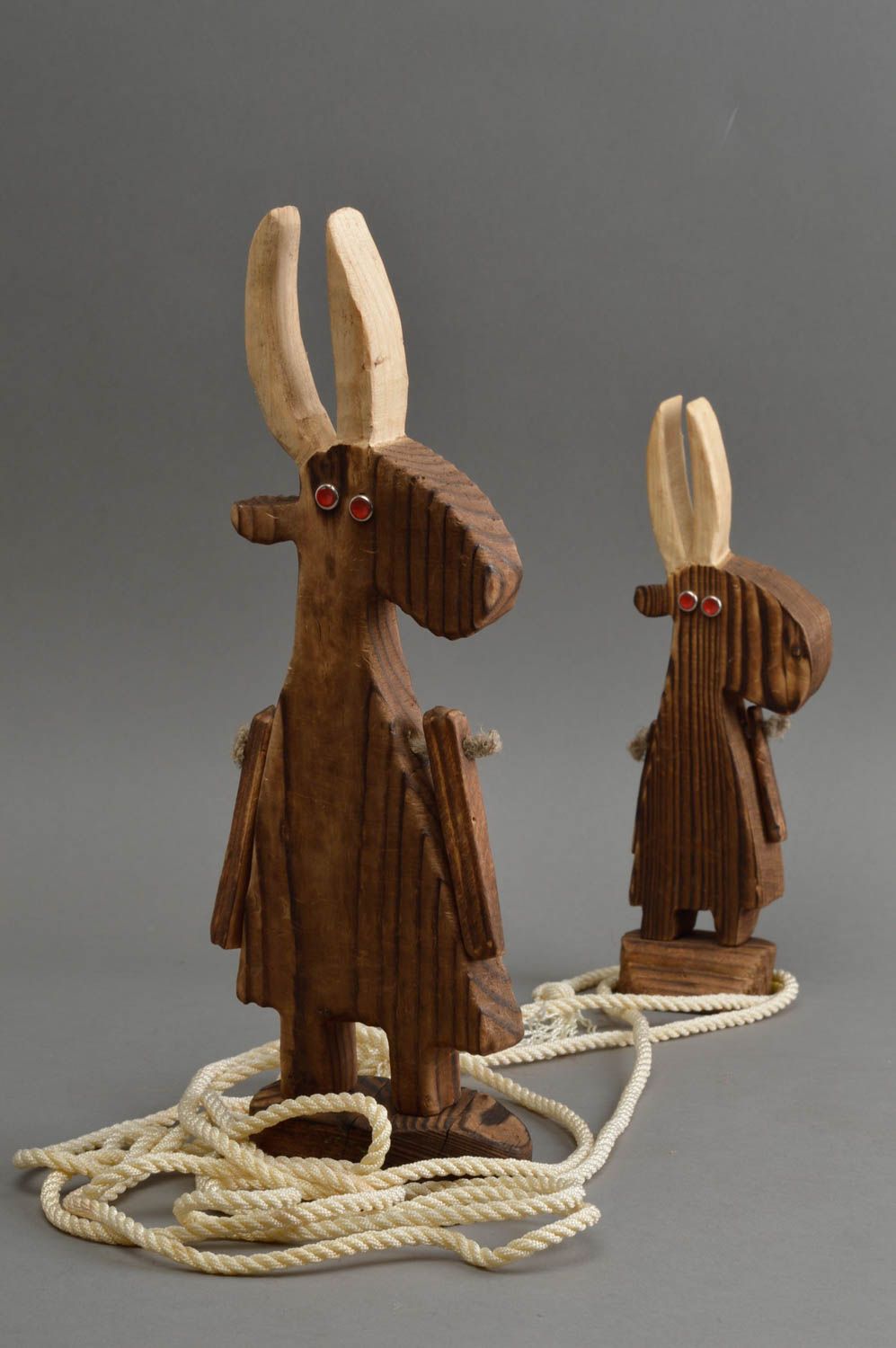 Geschnitzte handgemachte Figurine aus Holz in Form von Ziege für Deko foto 1