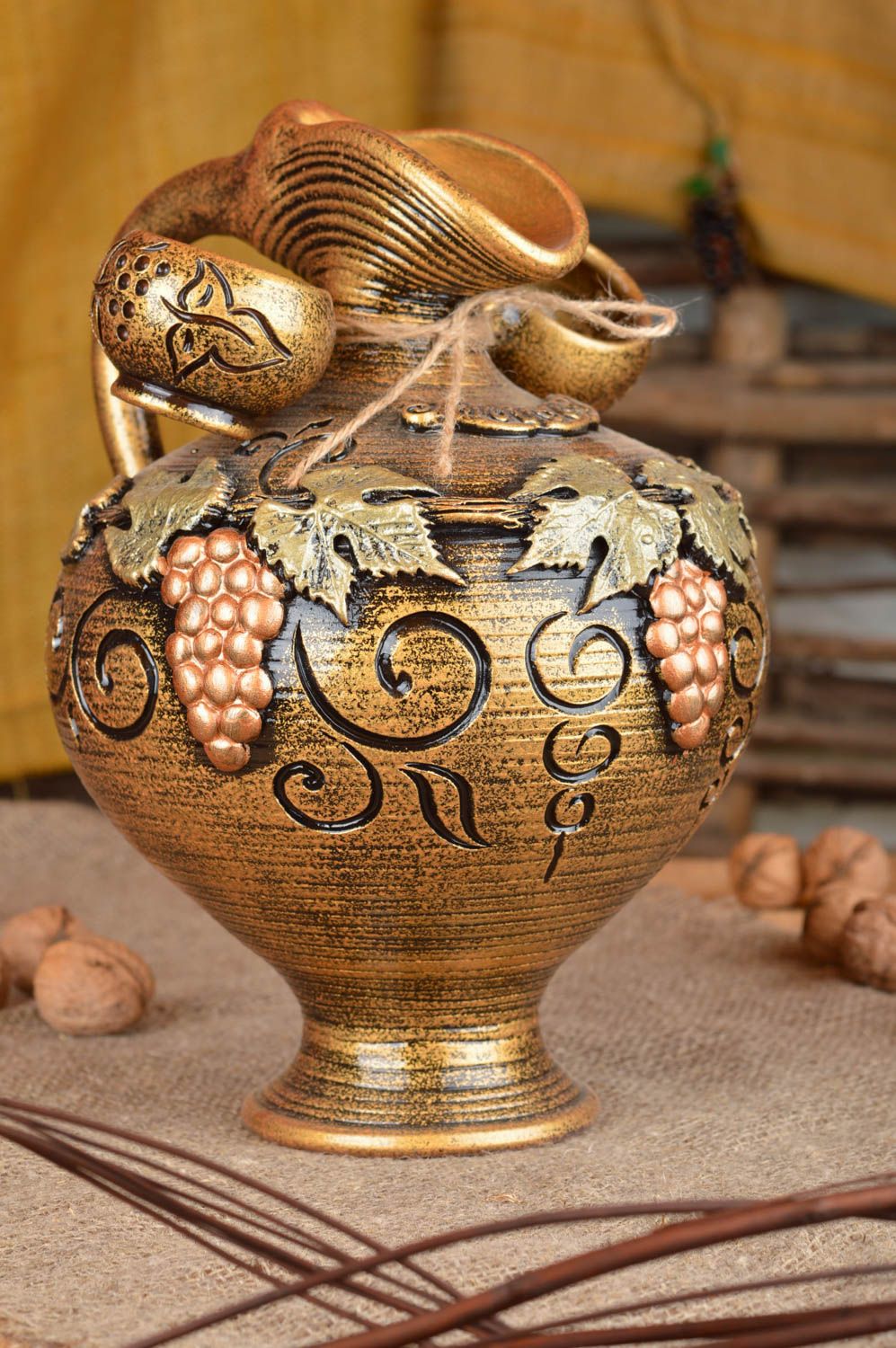 65 oz ceramic wine jug with two wine cups in gold color and grapes' molded pattern and handle 3,9 lb photo 1